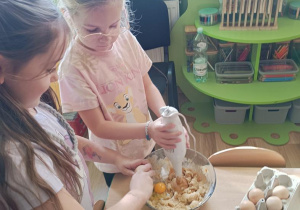 Dzieci przygotowują ciasto dyniowe.