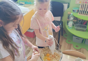 Dzieci przygotowują ciasto dyniowe.