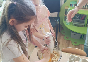 Dzieci przygotowują ciasto dyniowe.