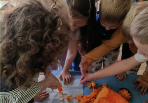 Dzieci oglądaja dynie