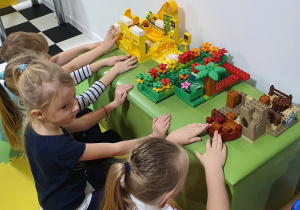 Dzieci zbudowały efektowne budowle.