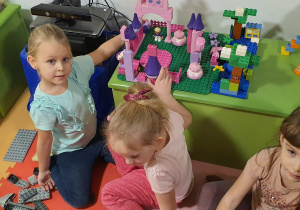 Dzieci pokazują swoje budowle.