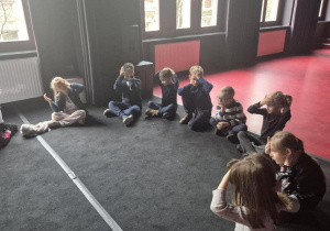 Udział w warsztatach teatralnych pt." Porusz sobą, porusz lalką"