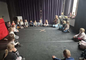 Udział w warsztatach teatralnych pt." Porusz sobą, porusz lalką"