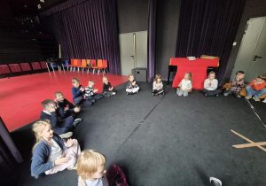 Udział w warsztatach teatralnych pt." Porusz sobą, porusz lalką"