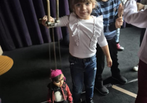 Udział w warsztatach teatralnych pt." Porusz sobą, porusz lalką"