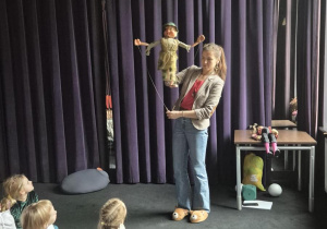Udział w warsztatach teatralnych pt." Porusz sobą, porusz lalką"