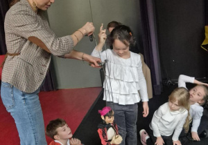 Udział w warsztatach teatralnych pt." Porusz sobą, porusz lalką"
