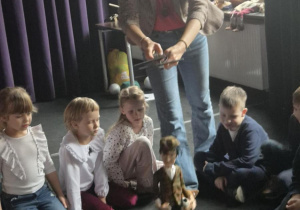 Udział w warsztatach teatralnych pt." Porusz sobą, porusz lalką"