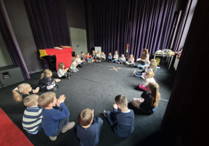 Udział w warsztatach teatralnych pt." Porusz sobą, porusz lalką"