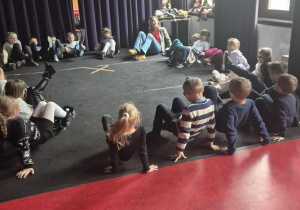 Udział w warsztatach teatralnych pt." Porusz sobą, porusz lalką"