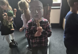 Udział w warsztatach teatralnych pt." Porusz sobą, porusz lalką"