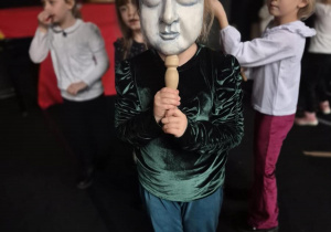 Udział w warsztatach teatralnych pt." Porusz sobą, porusz lalką"