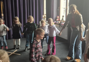 Udział w warsztatach teatralnych pt." Porusz sobą, porusz lalką"