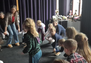 Udział w warsztatach teatralnych pt." Porusz sobą, porusz lalką"