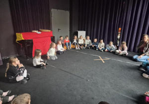 Udział w warsztatach teatralnych pt." Porusz sobą, porusz lalką"