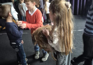 Udział w warsztatach teatralnych pt." Porusz sobą, porusz lalką"