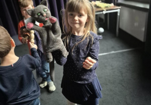 Udział w warsztatach teatralnych pt." Porusz sobą, porusz lalką"