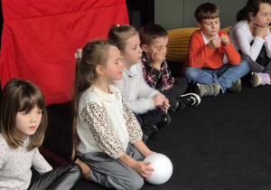 Udział w warsztatach teatralnych pt." Porusz sobą, porusz lalką"