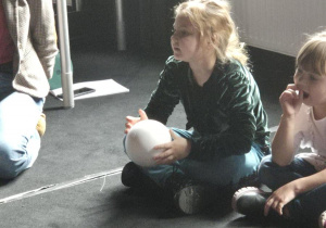 Udział w warsztatach teatralnych pt." Porusz sobą, porusz lalką"