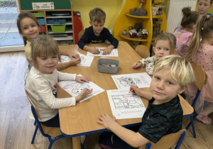 Kreciki pracują przy stolikach