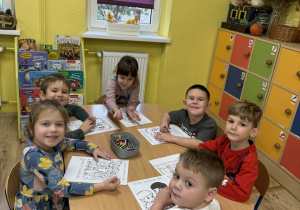 Kreciki pracują przy stolikach