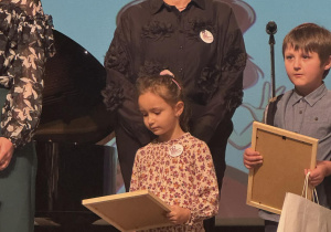 Pola z mamą obiera nagrodę