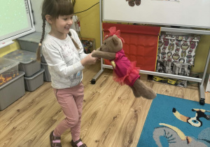 Lidzia tańczy ze swoim misiem