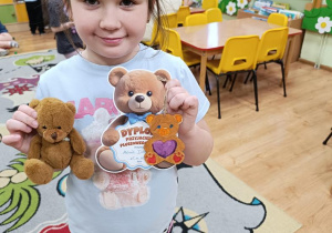 Marysia z misiami i dyplomem.