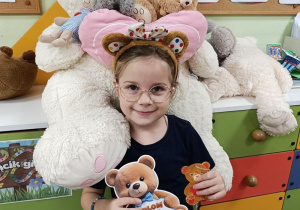 Zosia T. z misiami i dyplomem.