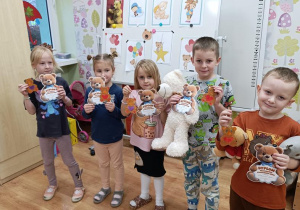 Dzieci z misiami i dyplomami.