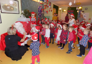 Dzieci z grupy "Elfy" śpiewają piosenkę dla Mikołaja