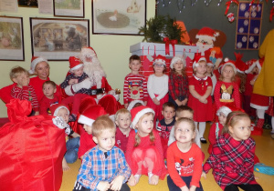Zdjęcie grupowe dzieci z grupy "Elfy" wraz ze Świętym Mikołajem