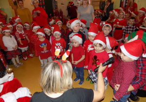 Dzieci z grupy "Motylki" śpiewają piosenkę dla Mikołaja