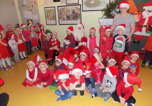 Zdjęcie grupowe dzieci z grupy "Motylki" wraz ze Świętym Mikołajem