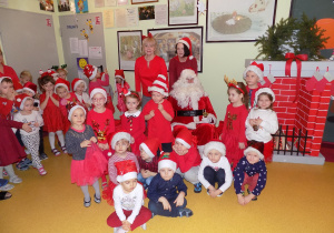 Zdjęcie grupowe dzieci z grupy "Motylki" wraz ze Świętym Mikołajem