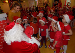 Dzieci z grupy "Biedronki" śpiewają piosenkę dla Mikołaja