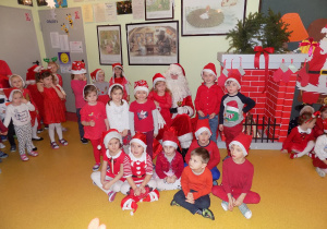 Zdjęcie grupowe dzieci z grupy "Biedronki" wraz ze Świętym Mikołajem