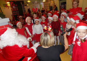 Dzieci z grupy "Kreciki" śpiewają piosenkę dla Mikołaja