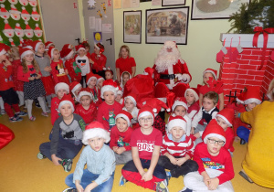 Zdjęcie grupowe dzieci z grupy "Kreciki" wraz ze Świętym Mikołajem