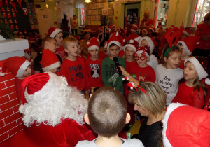 Dzieci z grupy "Żabki" śpiewają piosenkę dla Mikołaja