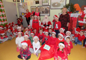 Zdjęcie grupowe dzieci z grupy "Żabki" wraz ze Świętym Mikołajem