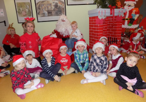 Zdjęcie grupowe dzieci z grupy "Myszki" wraz ze Świętym Mikołajem
