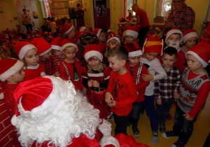 Dzieci z grupy "Jaskółki" śpiewają piosenkę dla Mikołaja
