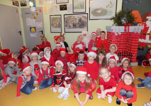 Zdjęcie grupowe dzieci z grupy "Jaskółki" wraz ze Świętym Mikołajem