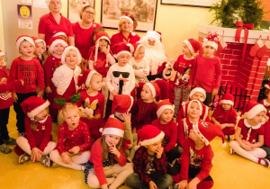 Zdjęcie grupowe dzieci z grupy "Pszczółki" wraz ze Świętym Mikołajem