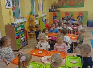 Dzieci robią zdrowe kanapki.