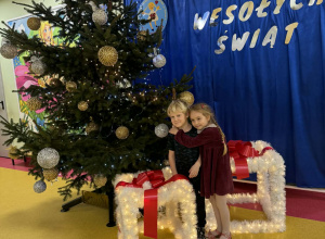 Choinka na holu przedszkolnym