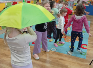 Taniec z parasolką.