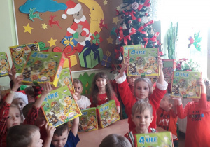 Dzieci pokazują swoje prezenty.